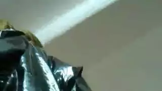 منفردا بالإصبع خطف شعرها
