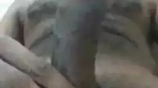 قضيب أفرو عملاق يغازل مهبلها الرطب المستعد