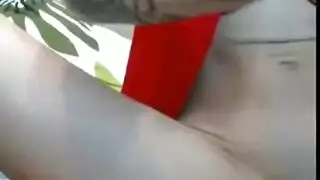 خيال مثير لثلاثية في حوض الاستحمام مع نموذجين شابين