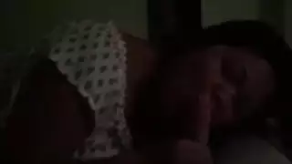 فم العاهرة الآسيوية الوقح يأخذ قضيبين في مشهد ثلاثي عنيف