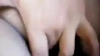 ملكة مص القضيب الآسيوية تخدم قضيب العميل بشغف بلسانها