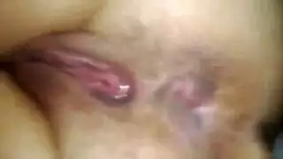 امرأة ناضجة ممتعة تتحمل ثلاثة أعضاء ذكورية في جنس عنيف