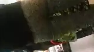 فتاة سمراء ذات مؤخرة كبيرة تأخذ قضيب أسود ضخم بقوة