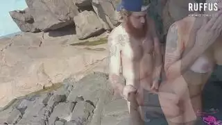 تجربة ملكة جمال مراهقة ساخنة الأولى مع قضيب أسود كبير من رجل ملتح عضلي