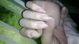 الفتاة المتعبة لا تقاوم قضيبًا كبيرًا في فمها