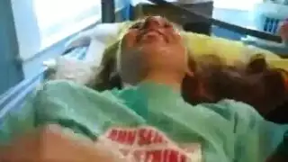 شقراء طويلة الساقين تُضاجع بعنف في مشهد صريح
