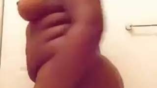 مهبل مثير يُضرب بقوة بقضيب سميك