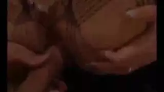 شقراء تنزل على عمود قاسٍ مع كلام قذر