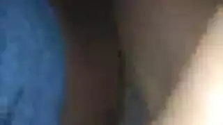 تومئ ثم تأخذه بعمق في مهبلها
