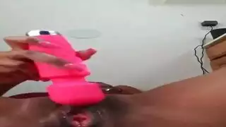 استمناء حميم: تدلك فرجها المبلل لإثارة شريكها