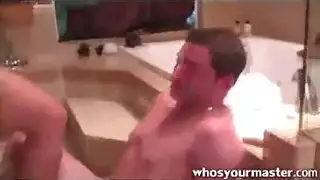 شقراء ذات أثداء طبيعية ضخمة تظهر كل شيء في مشهد صريح