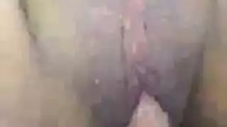 بنت الحس كي صديقتها على الاريكة حتى تقذف