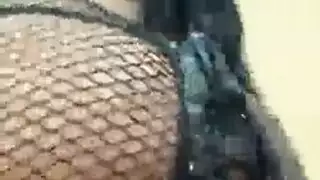 عاهرتان تشاركان قضيبًا اصطناعيًا ورديًا ضخمًا مزدوج الطرف