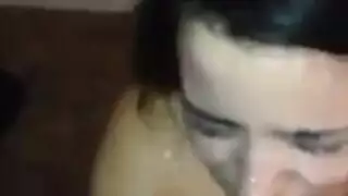 نائب الرئيس مقابض مغنية القضيب ضخمة في مكان كس