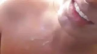 مص وجنس: زوجة ذات ثدي كبير تحب القذف على الوجه والثدي