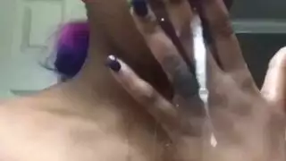 سكرانة بالقضيب: فتاة سمراء في مشهد فموي إكس إكس إكس