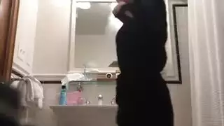 يصرخ من الذة