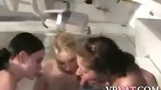 مضاعفة المتعة: ثنائي سحاقي يقيم حفلة ألعاب جنسية صريحة