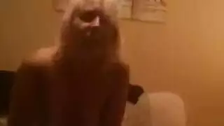 شقراء مثيرة تمص قضيب كبير بطريقة مبللة