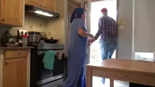 ساعي بريطاني يأخذ زب عربي بعمق في مؤخرته أمام الكاميرا