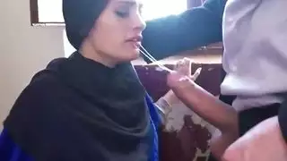 المسؤولة المعدمة توافق على المص والابتلاع مقابل أجر