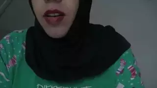 زوج عربي ديوث يصور زوجته في جلسة جنس جماعي صريحة