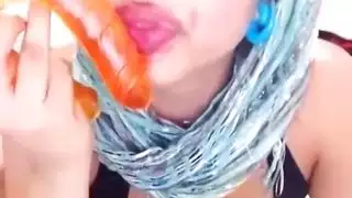 يلعب منفردا