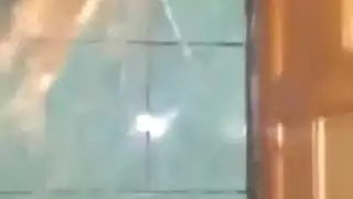رقصة صديقة إباحية مع دمية مطاطية حمراء