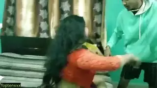 زوجان هاويان يصوران جلسة جنس صريحة على السرير