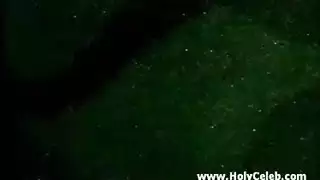 أثداء عذراء شابة في مشاهد صريحة
