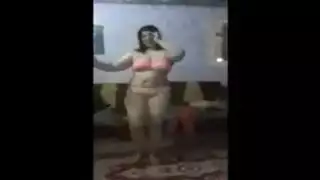 رقص مصرى نار من فرسة شبه عارية تهز أحلى مؤهلات من بزاز وطيز وبكن