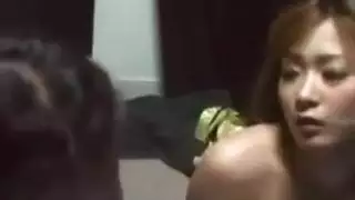 جميع الفتحات ممتلئة: امرأة ناضجة متحمسة تستمتع بثلاثي قاسٍ