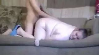 يدي المدلك تلهوان على مهبلها الضيق
