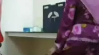 حوريات هواة عربيات تأخذ زبور كبيرة