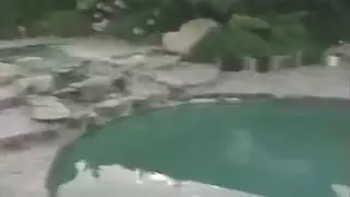 تئن وهي تثقب نفسها على قضيب مطاطي