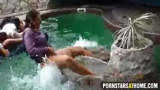 قضيب عملاق يضاجع كس صغير بخشونة