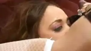 ممارسة جنسية ثلاثية ساخنة في مجموعات نوم متطابقة