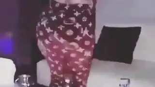 مؤخرة كبيرة لعاهرة عربية بوضعية كلابي