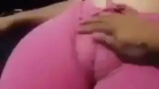 كس عربي منتفخ يُضرب بمشهد إباحي