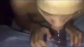 تدريب الحلق خارجيًا: فتاة سوداء وقضيب أبيض