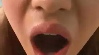 فتاة شرقية مغرية تغري رجلاً مسناً لممارسة الجنس القذر في المنزل