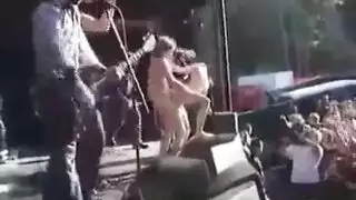 شابان ينيكان كس مراهقة في مشهد إباحي