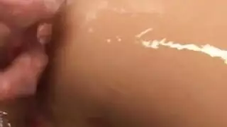 فتاة عاهرة تكشف وشمًا بجانب شرجها مباشرة