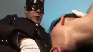 ينيكها وهي تشخ بلتواليت