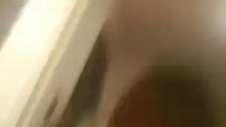 وحيدة ومثارة، هذه الثعلبة تتوق لجلسة شرجية قاسية