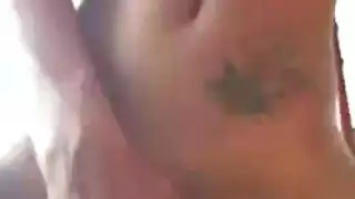 فتاة سمراء مثارة تقذف على جهازها الاهتزازي