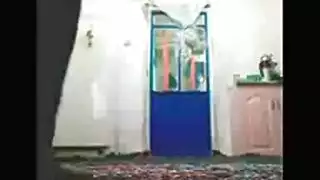 ولد يدلك مرات أبوه وبعد كده ينكها