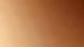 ذكور مثيرون يدربون فتى جميلا على فعل جنسي جماعي صريح