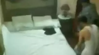 علاقات محرمة: شغف حار بين أكبر سنًا وأصغر