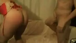 فتاة شقراء تأخذ قضيبًا أسودًا عملاقًا في فيلم إباحي خارجي